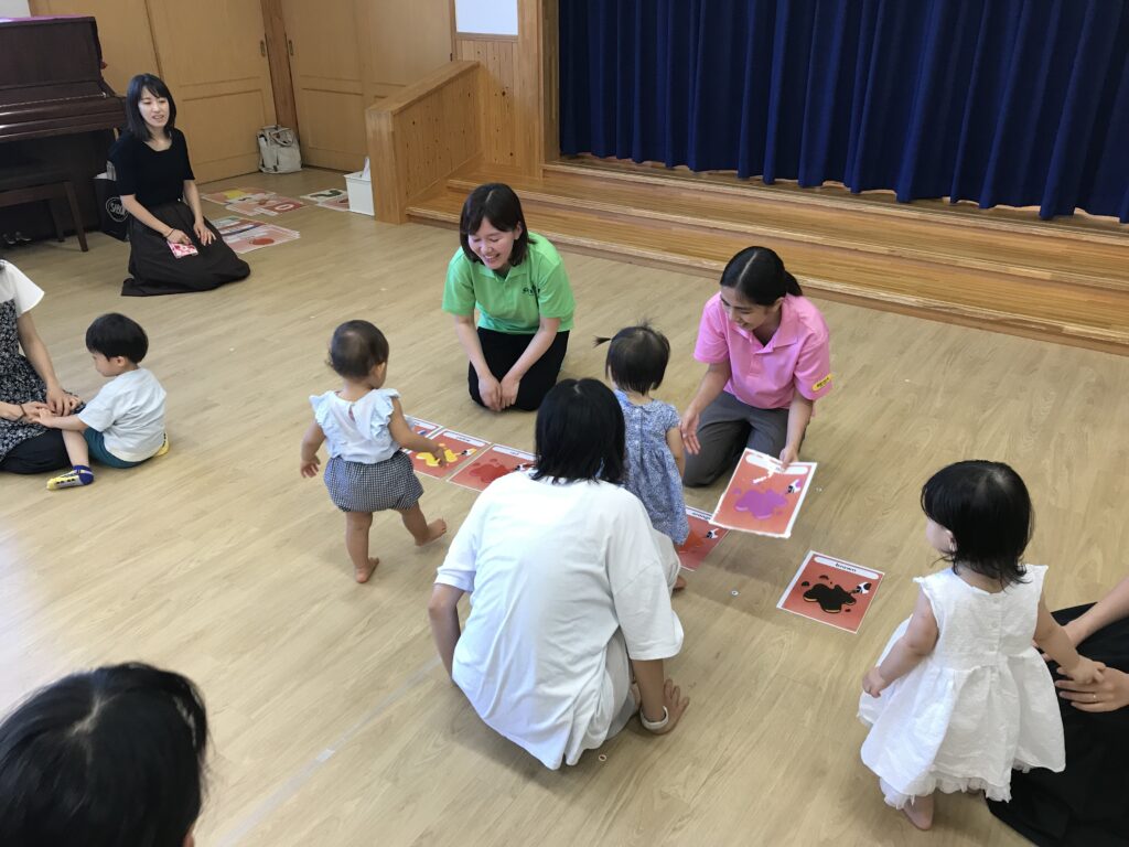 〜 子育て広場 『英語あそびの様子』 〜