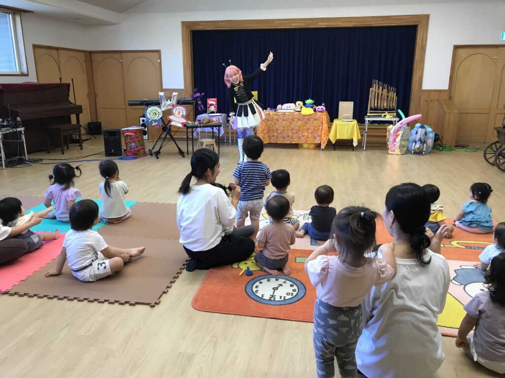 子育て広場〜 『わおちゃん 音と一緒にあそんじゃお！』の様子〜