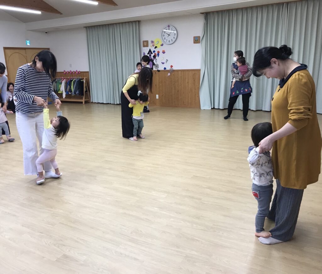 〜 子育て広場『親子体操』の様子 〜