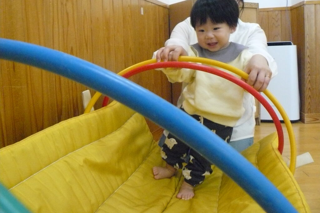 支援センター虹🌈11/4後期親子教室ルンルン（０歳児コース）運動遊び🎵