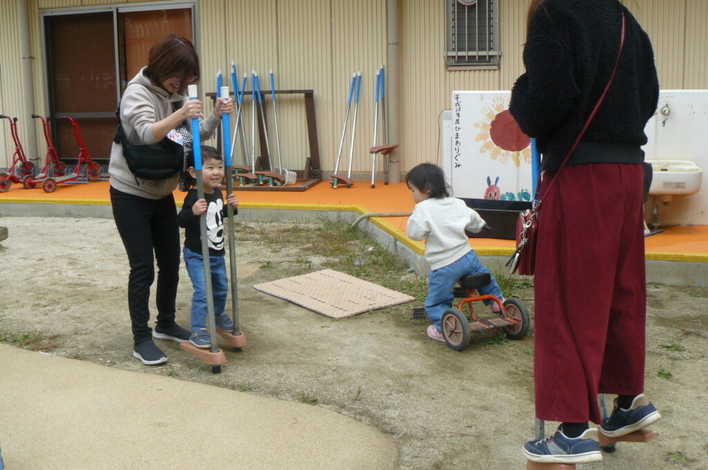 支援センター虹🌈11/5後期親子教室ランラン（１歳児コース）園庭遊び🎵