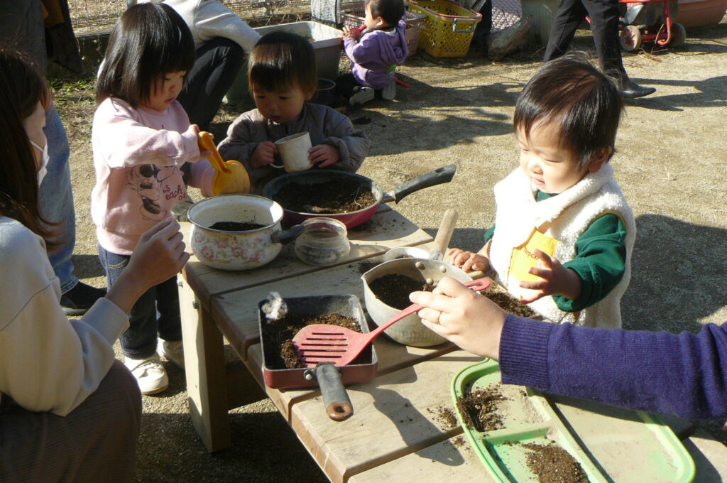 支援センター虹🌈11/27園庭で遊びましょう🎵
