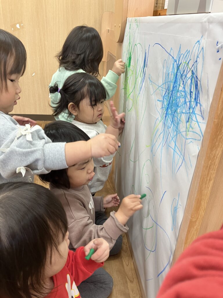 ゆり組　お絵描き・絵の具遊び