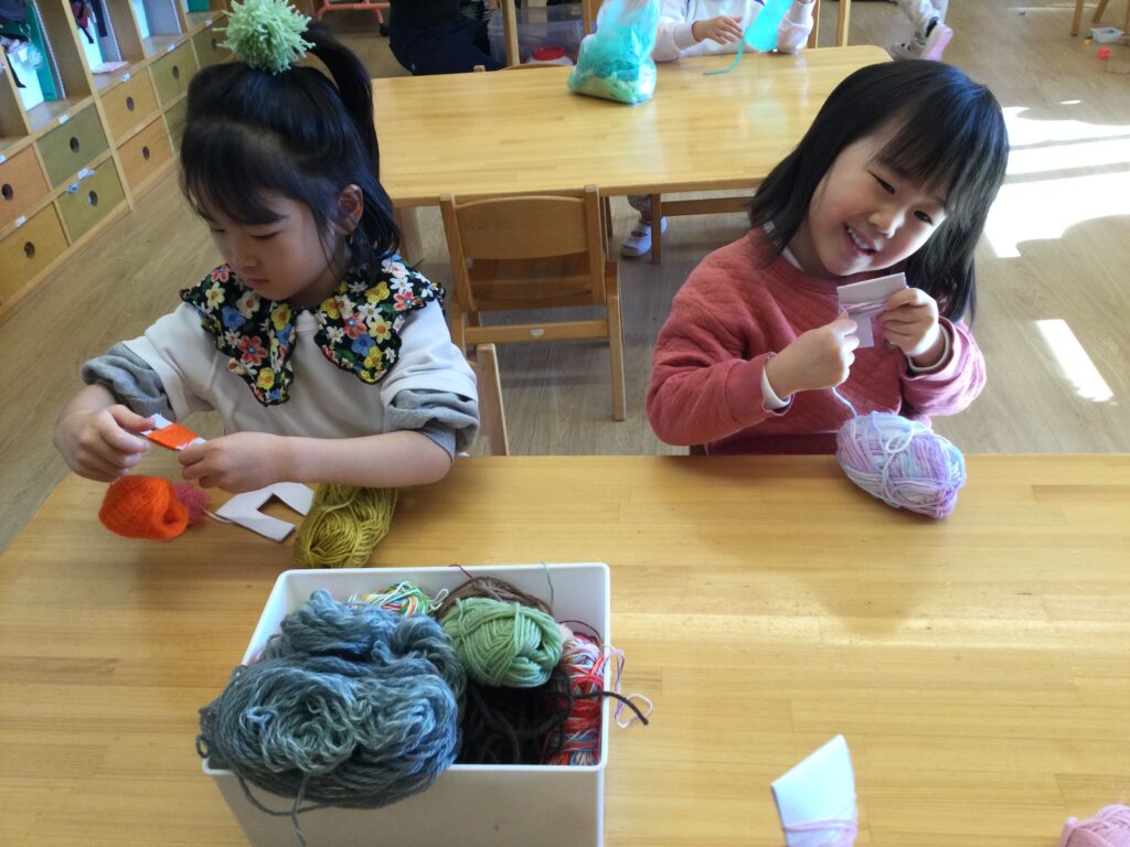 〜 ふわふわの毛糸であそんだよ 〜