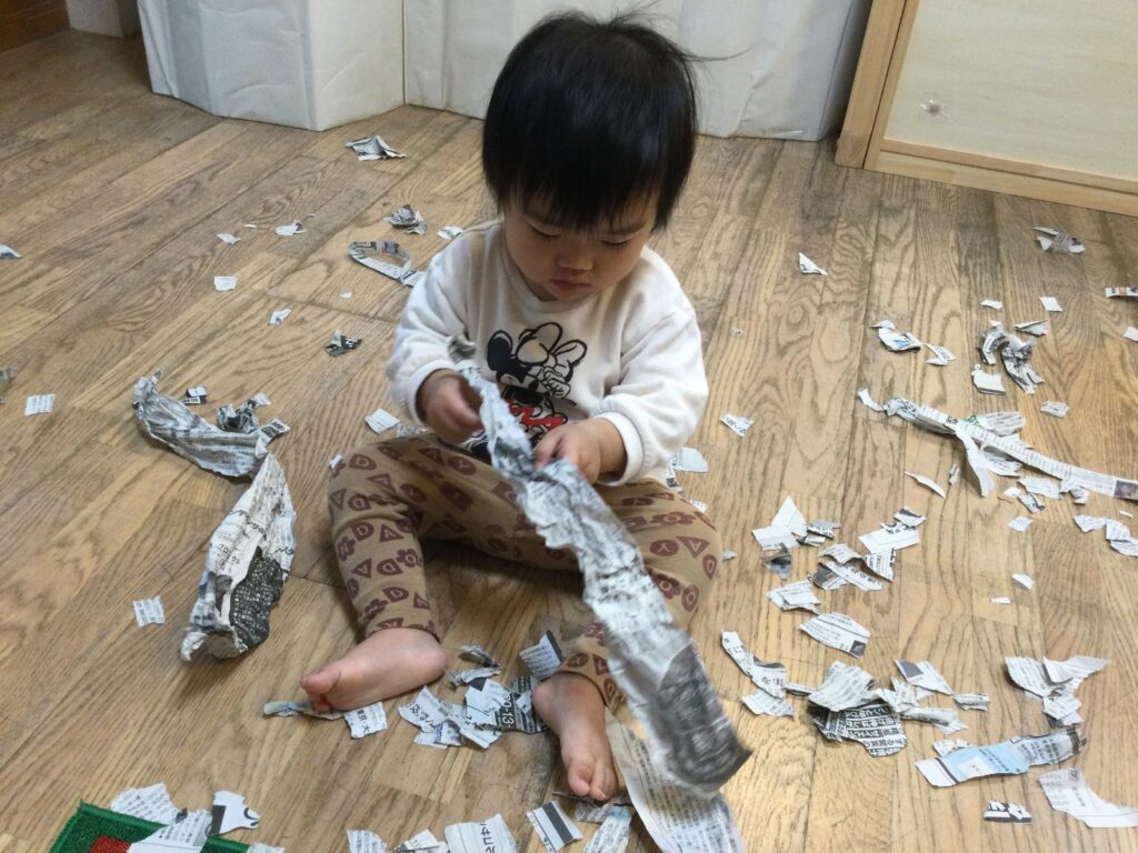 〜 新聞紙をちぎってあそんだよ 〜