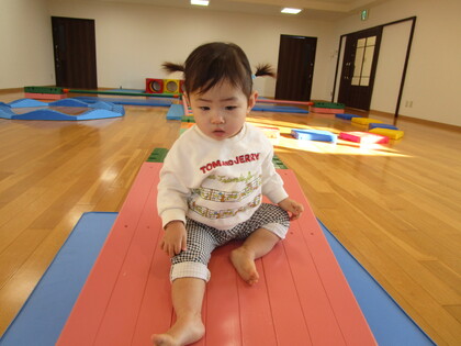 ホールで遊ぶの楽しいな（０歳児もみじ組）